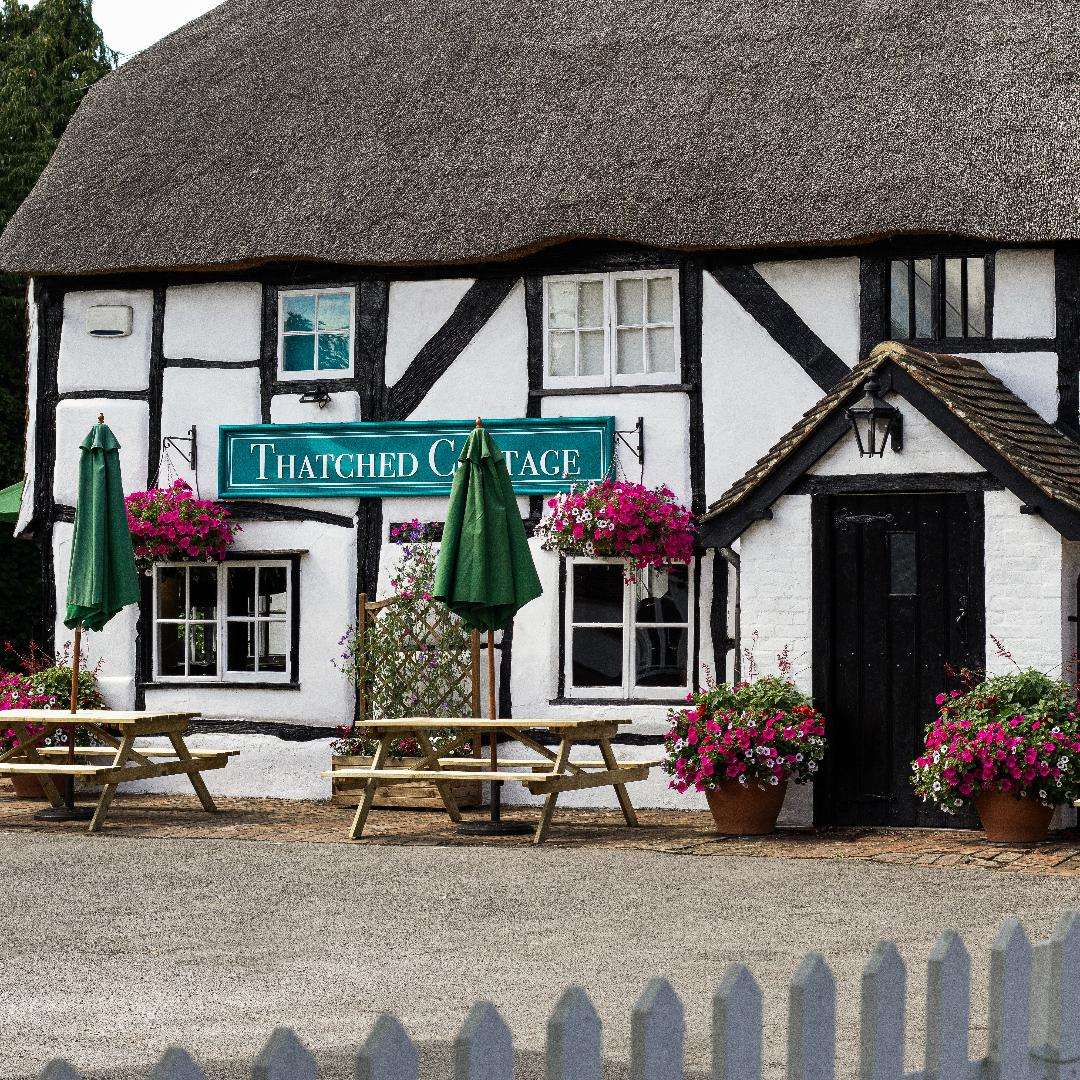 thatchedcottagefarnborough1 media 175787633