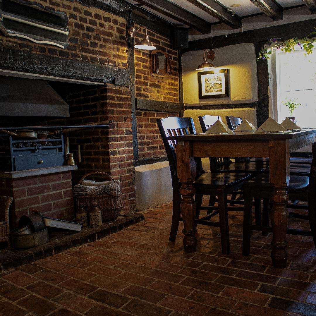thatchedcottagefarnborough1 media 522011837